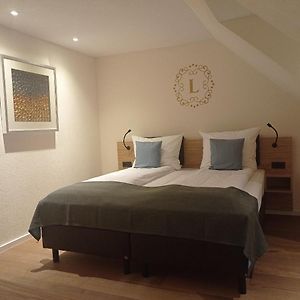 Zimmer mit Kingsize-Bett